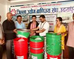 उदयपुरमा डिप्रोक्स लघुवित्तद्वारा डस्टबिन वितरण