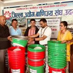 उदयपुरमा डिप्रोक्स लघुवित्तद्वारा डस्टबिन वितरण