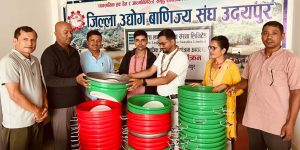 उदयपुरमा डिप्रोक्स लघुवित्तद्वारा डस्टबिन वितरण