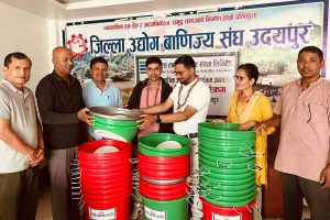 उदयपुरमा डिप्रोक्स लघुवित्तद्वारा डस्टबिन वितरण