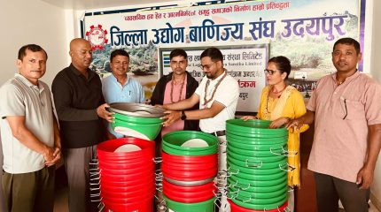 उदयपुरमा डिप्रोक्स लघुवित्तद्वारा डस्टबिन वितरण