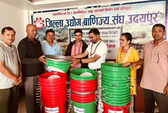 उदयपुरमा डिप्रोक्स लघुवित्तद्वारा डस्टबिन वितरण
